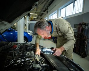 Mecânico revisando um motor nitro de automodelo