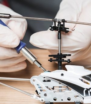 Manutenção de helicópteros e aviões radiocontrolados