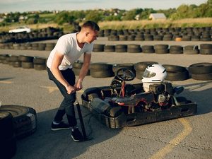 Automodelo de competição com upgrades de suspensão e pneus